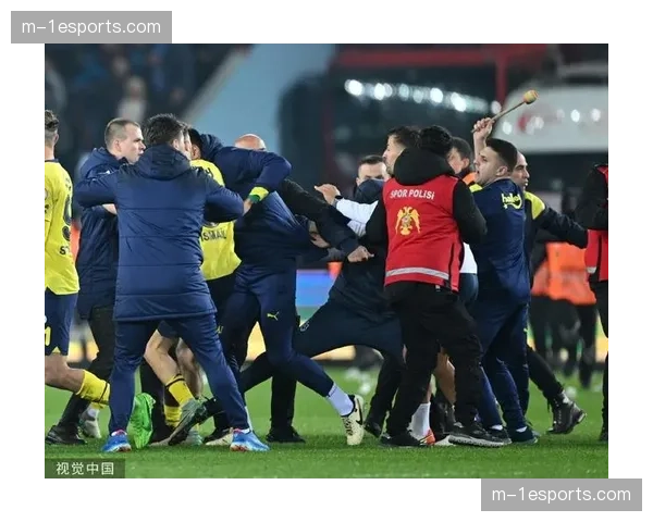 特写：维拉公园响起嘘声，主队球迷对客队拖延时间表示不满