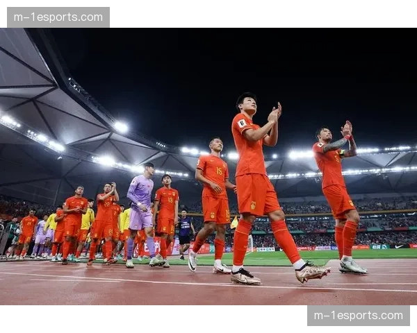 特写瞬间：老将张琳芃血染赛场，简单包扎后坚持完成比赛